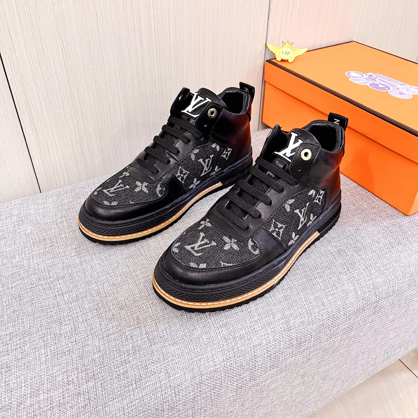 🚘🚘Factory batch 440💰[LV]🔥Louis Vuitton, high-end men's shoe brand, official website 1:1 latest masterpiece: the upper is made of first-layer cowhide imported from Italy with a comfortable and breathable lining➕original non-slip and wear-resistant outsole🔥, making walking more convenient and comfortable! An exclusive new model, a stunning work, a beautiful 1:1 replica [color] compared to the official quality! Create a fashionable personality to set off your uniqueness! A must-have for trendy men! Classic 🔥Size: 38-44 Color: 🔥 2⃣️colors available🔥.